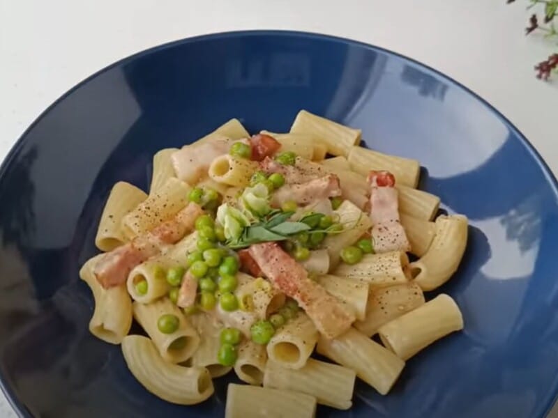 "Ви будете готувати це знову і знову, настільки це смачно й просто". Ідеальний рецепт макаронів як у ресторані