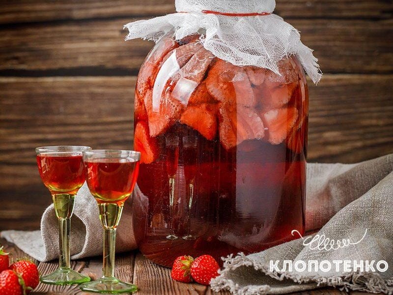 "Лише чотири доступні інгредієнти". Рецепт наливки з полуниці