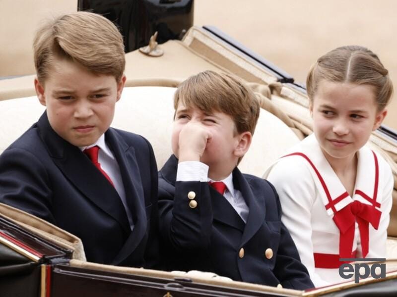 "Затьмарив усіх". Молодший син принца Уельського і його дружини Кетрін запально танцював на балконі під час параду на честь свого діда. Відео