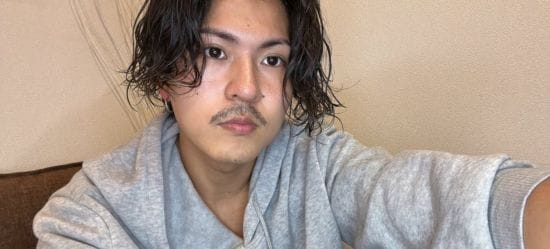 Перукар із величезними кінчиками пальців перетворив свою рідкісну хворобу на перевагу – фото, відео