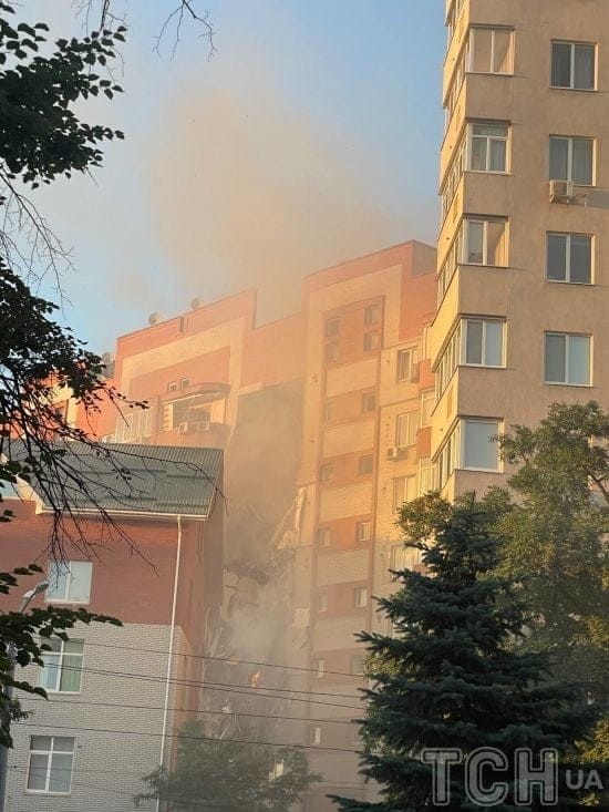 Ракетний удар по Дніпру: двоє людей не виходять на зв'язок (фото)