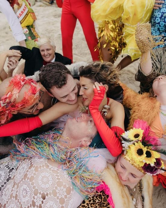 40-річна жінка взяла шлюб одразу із 60 людьми – фото, відео