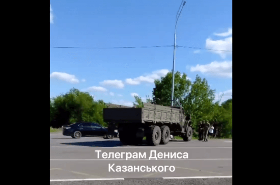 На окупованій Луганщині військова вантажівка росіян розчавила легковик (відео)