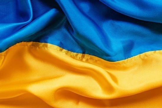Як гарно привітати з Днем Конституції України: вітання в прозі та віршах, картинки українською мовою