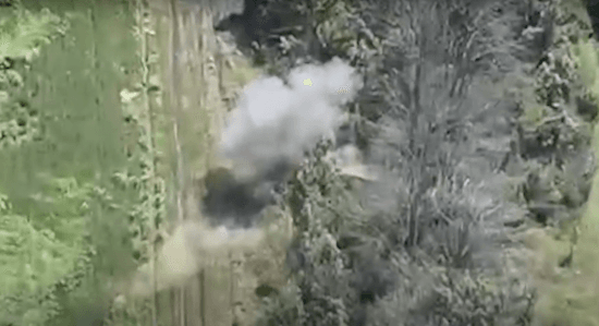 Відновленню не підлягає: на Харківщині російський бронетранспортер знищили дронами – відео