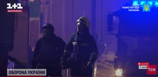 Люди приходять допомагати розбирати завали: що відбувається на місці ракетного удару в Дніпрі (фото, відео)