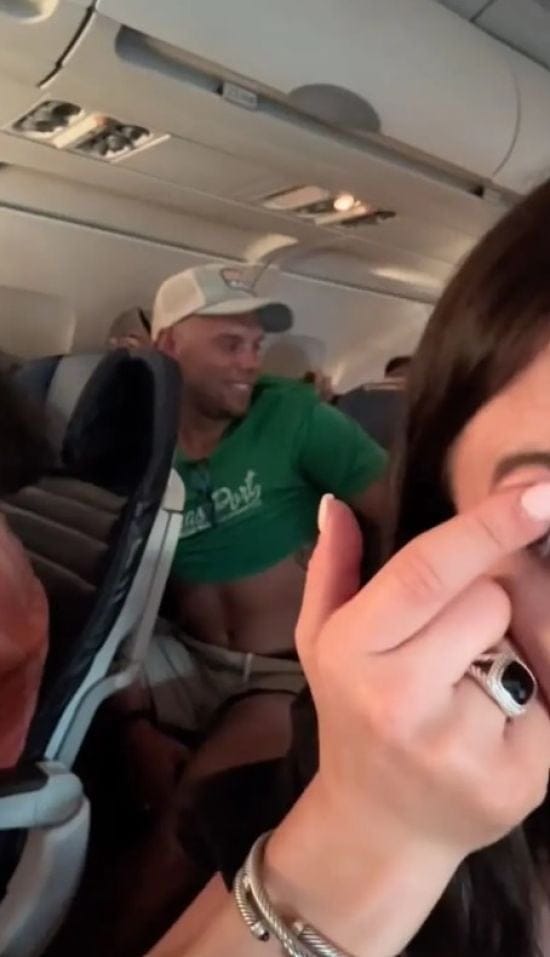Жінка викрила одруженого незнайомця на зраді під час польоту: вона опублікувала відео коханців
