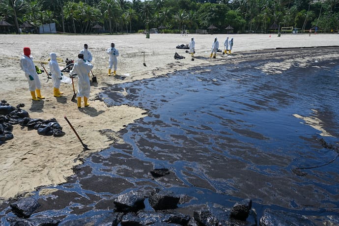 Розлив нафти біля Сінгапуру поширився на узбережжя острова і загрожує морському заповіднику