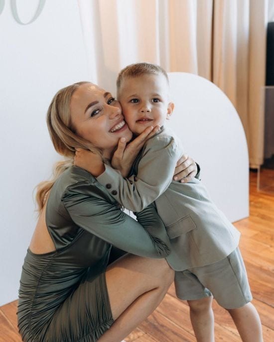 Дружина Павліка з сином поїхала за кордон і розсекретила, в якій країні відпочиває