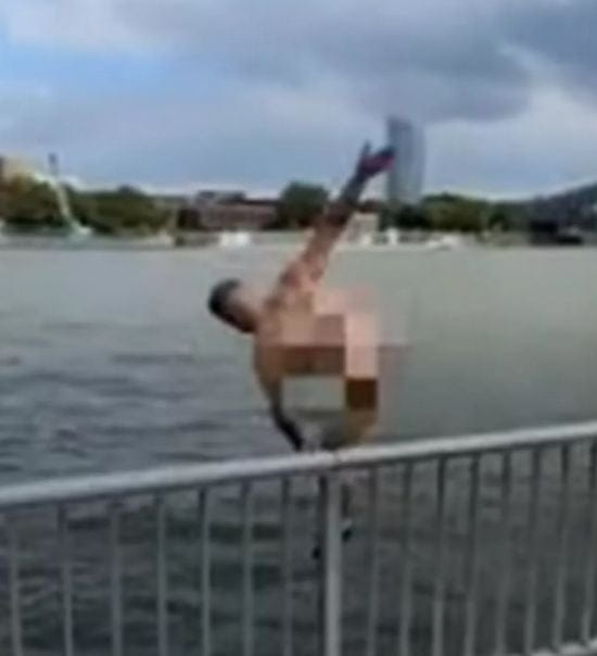 Вболівальник Євро-2024 роздягнувся догола і стрибнув у річку – відео