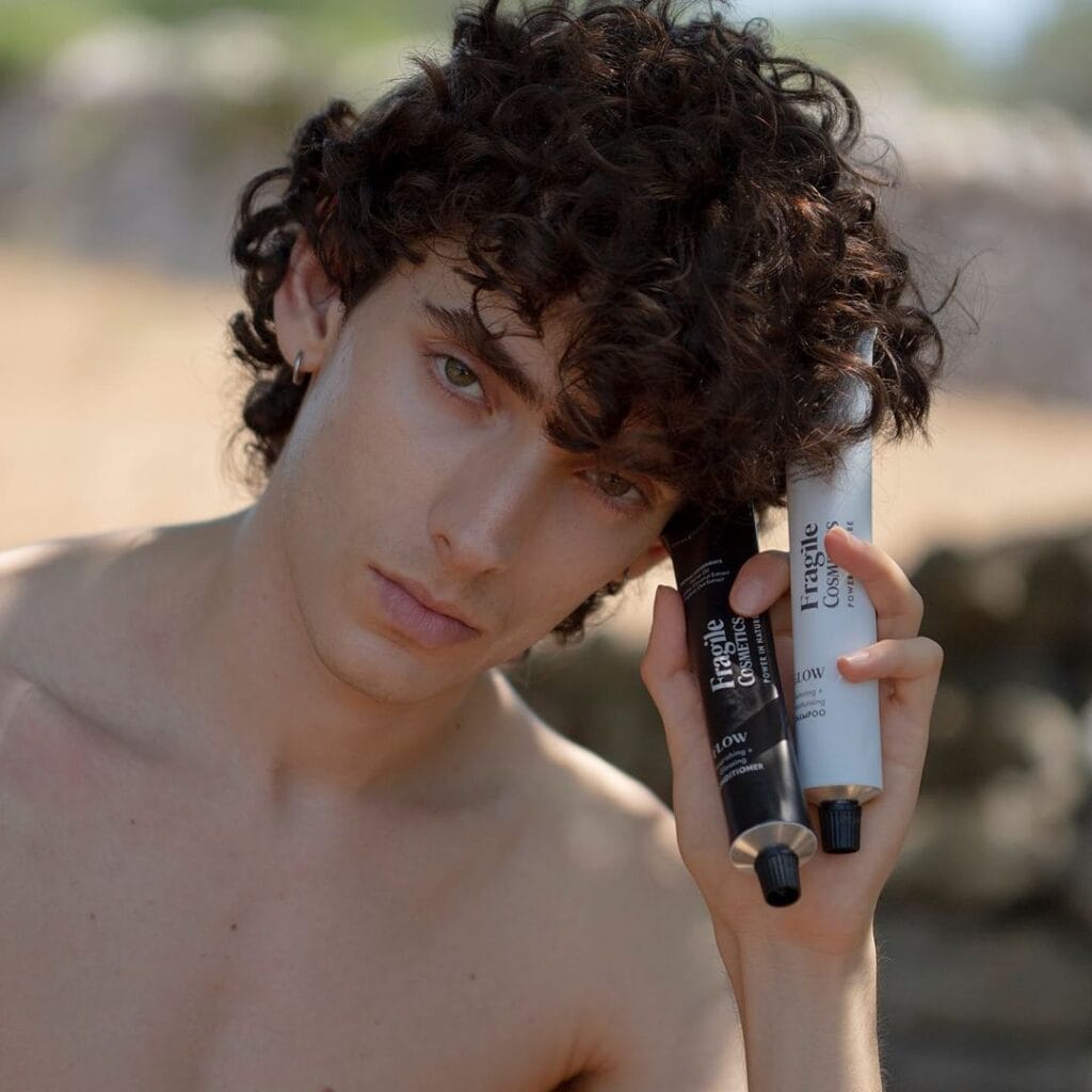 Новинка від італійського веганського бренду Fragile Cosmetics: шампунь Glow і кондиціонер Flow, які стимулюють ріст волосся Новинка від італійського веганського бренду Fragile Cosmetics: шампунь Glow і кондиціонер Flow, які стимулюють ріст волосся