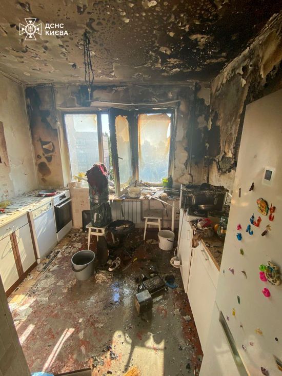 В одній з квартир Києва стався вибух, постраждала жінка: яка причина