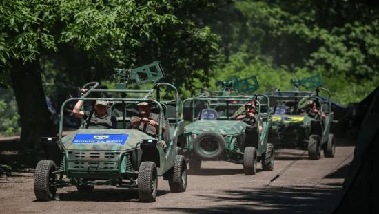 Волонтери ГО "Вільні та Вірні" передали військовим чергову партію баггі, пікапів та відремонтованої трофейної техніки