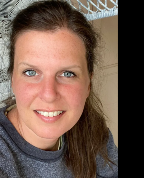 Через проколене вухо жінка заразилась рідкісним захворюванням і не може вийти з дому: "Горю заживо"