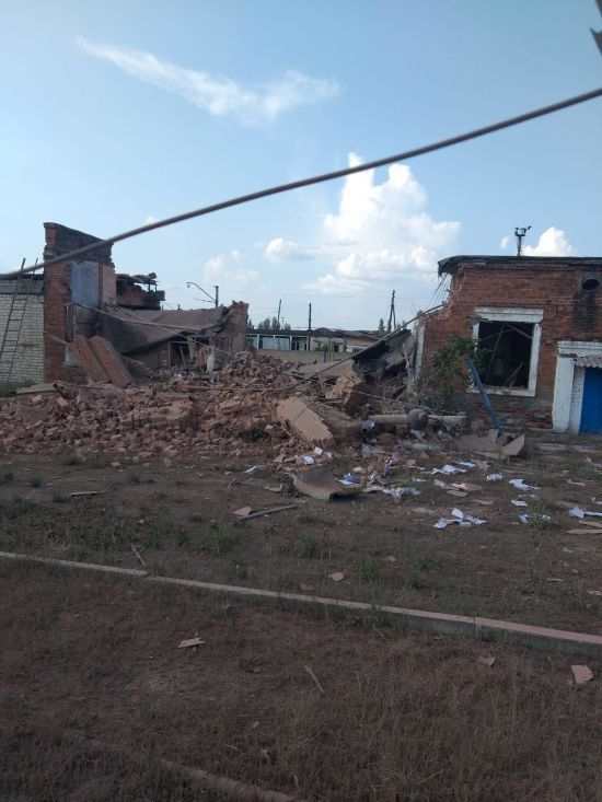 Ворог обстрілами знищив адмінбудівлю "Укрзалізниці" в Лимані (фото)