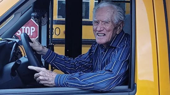 Найстаріший водій автобуса на планеті: скільки йому років та де він працює (фото)