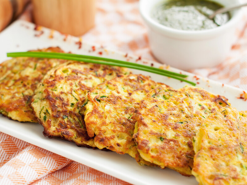 "Ідеально підійде для сніданку". Солоні сирники з кабачками й зеленню. Рецепт