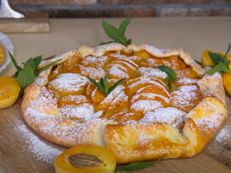 "Це дуже смачно й не шкодить фігурі". Простий і швидкий рецепт пирога без яєць і розпушувача