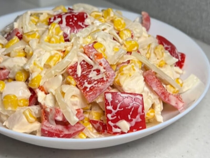 Змішайте це в ємності – і вийде смачний салат. Рецепт із чотирьох основних інгредієнтів, включно з болгарським перцем і маринованою цибулею