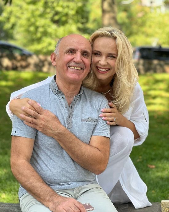 Лілія Ребрик показала подарунок для батьків і розповіла про їхнє особливе свято: "44 роки разом"