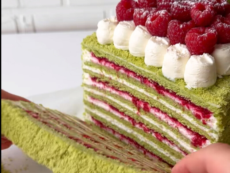 "Неймовірно гарний і дуже смачний літній торт". Шпинатно-малиновий медівник без додавання фарбників