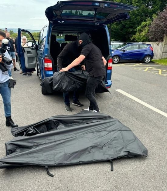 Однокласники ніколи не забудуть: хлопець прибув на випускний у мішку для трупів – фото