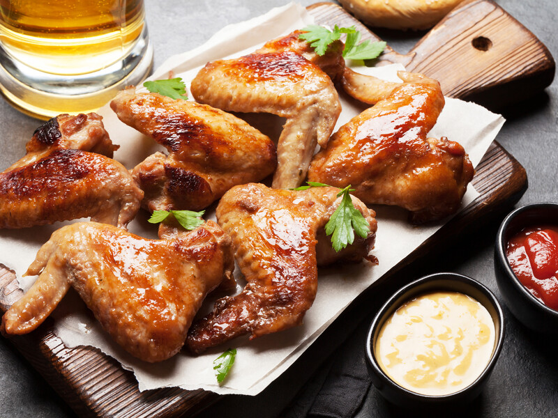 "Можна приготувати на грилі або в духовці". Глазуровані курячі крила. Рецепт