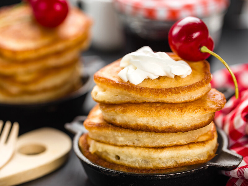 Пухки й дуже смачні оладки, як у бабусі. Використовуйте цей секрет – і оладки не опадуть