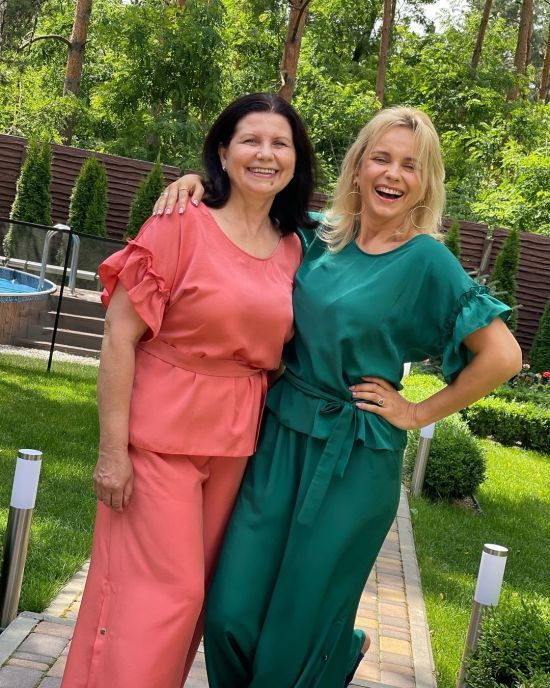 Лілія Ребрик на рідкісних фото показала маму-красуню та публічно до неї звернулася: "Є своя історія"