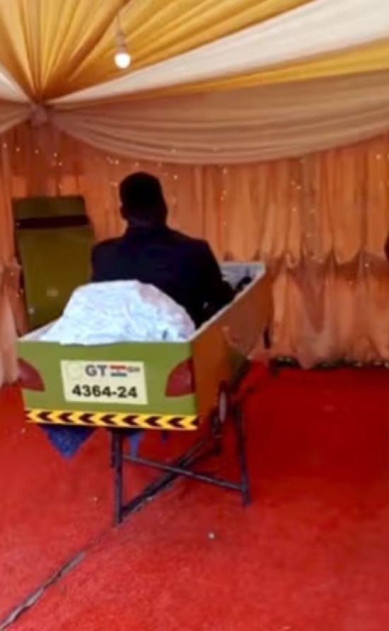 Посадили за руль машини-труни: сім'я водія таксі шокувала влаштованим для нього похороном – фото 18+