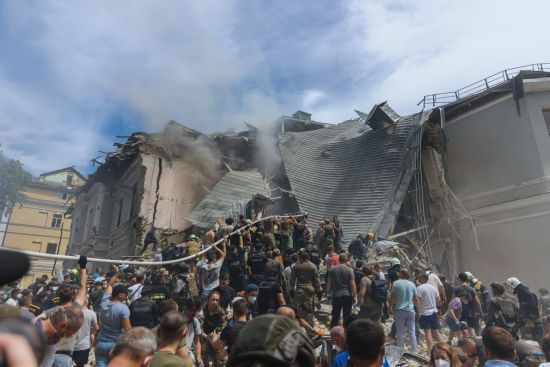 Росіяни знову вдарили по Києву: жахливі деталі обстрілу медзакладів