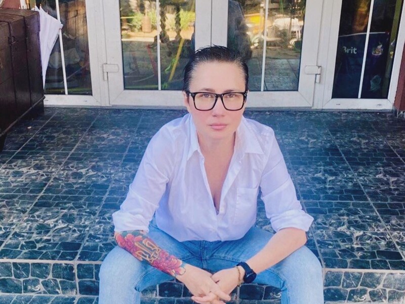 "Любіть свої зморшки і нерівності". 50-річна Мозгова великим планом показала обличчя без макіяжу