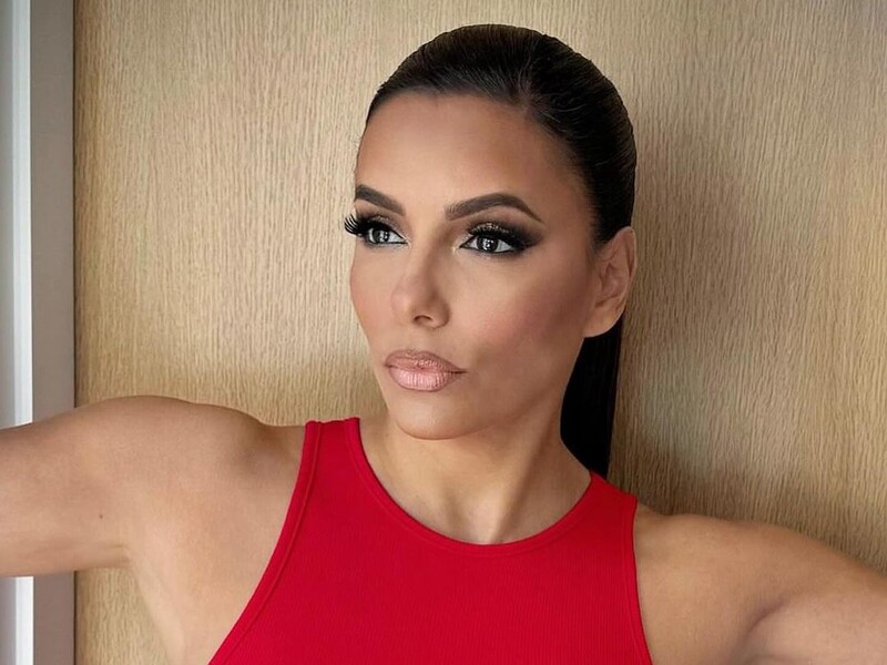 "Літня уніформа". 49-річна Лонгорія поділилася пляжним знімком у бікіні