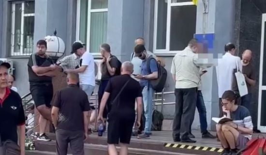 Час для оновлення даних спливає: у Києві під ЦНАПами утворилися шалені черги (відео)