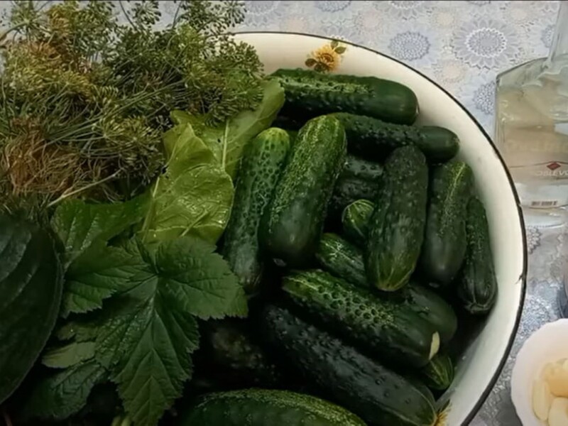 "П'яним ніхто не буде, а квашені огірки вийдуть смачні та хрусткі". Швидкий та простий рецепт маринаду з додаванням горілки