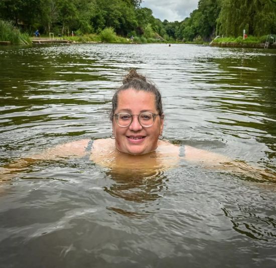 Жінка, якій прописали холодну воду, заявила, що це врятувало їй життя: на що вона страждала