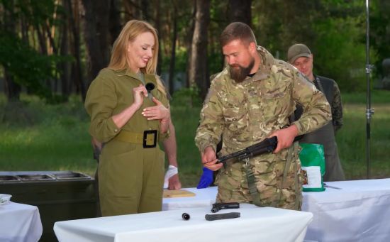 Оля Полякова похизувалася, як військові навчили її майстерно збирати автомат