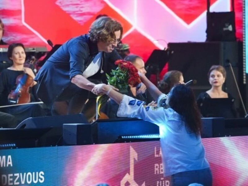 "Я почав вивчати українську мову". Галкін у Юрмалі заспівав "запальну" українську пісню, Данилко в залі відреагував. Відео