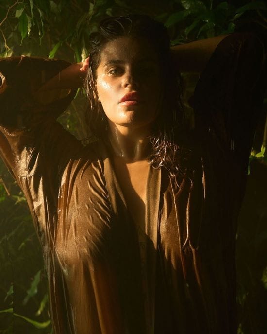 Олександра Заріцька без макіяжу в мокрому халатику на голе тіло наробила пікантних фото у воді