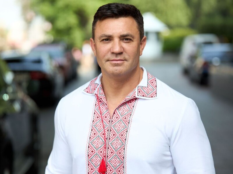 Торгує із землі шкарпетками біля метро в Києві. Який вигляд має мати нардепа Тищенка й що говорить про його арешт після побиття військового Торгує із землі шкарпетками біля метро в Києві. Який вигляд має мати нардепа Тищенка й що говорить про його арешт після побиття військового