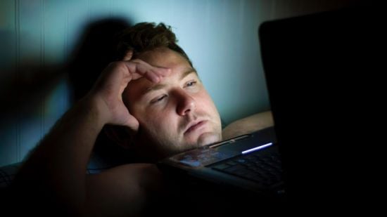 Як знову заснути після різкого пробудження серед ночі: поради експерта