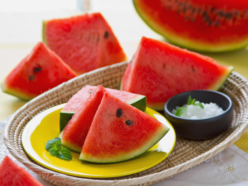 Кавун із часником, пиво з тортом, бутерброд з маслом та халвою. Українці назвали улюблені поєднання незвичних продуктів