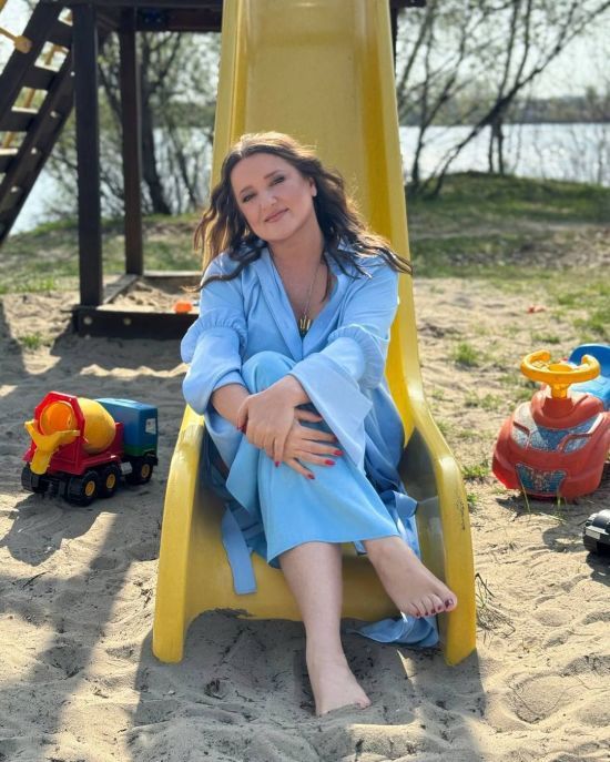 Наталія Могилевська зізналася, як з чоловіком і доньками проводить час під час вимкнення світла