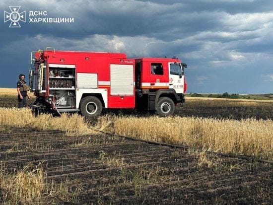 Окупанти гатять по хлібних полях на Харківщині: чого хоче ворог (фото) Окупанти гатять по хлібних полях на Харківщині: чого хоче ворог (фото)