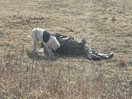 "Мостів немає, але ви тримайтеся": у Росії "героя СВО" човном переправляли через річку, щоб поховати (відео)