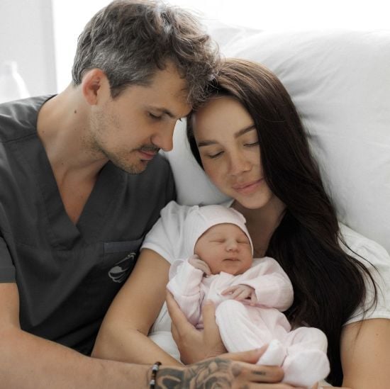 Євген Кот вперше показав обличчя новонародженої донечки й довів фанів до сліз: "Вітаємо тебе, Лелю"