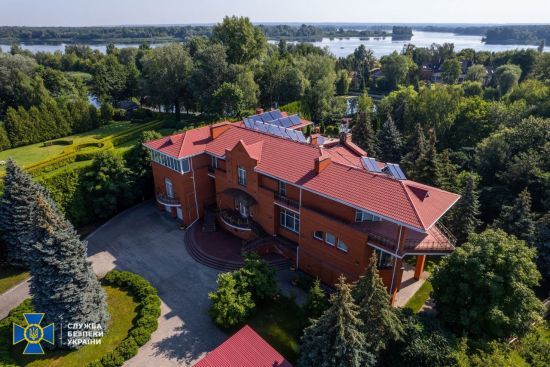 Маєтків на мільярд: арештовано майно довіреної особи Януковича (фото)