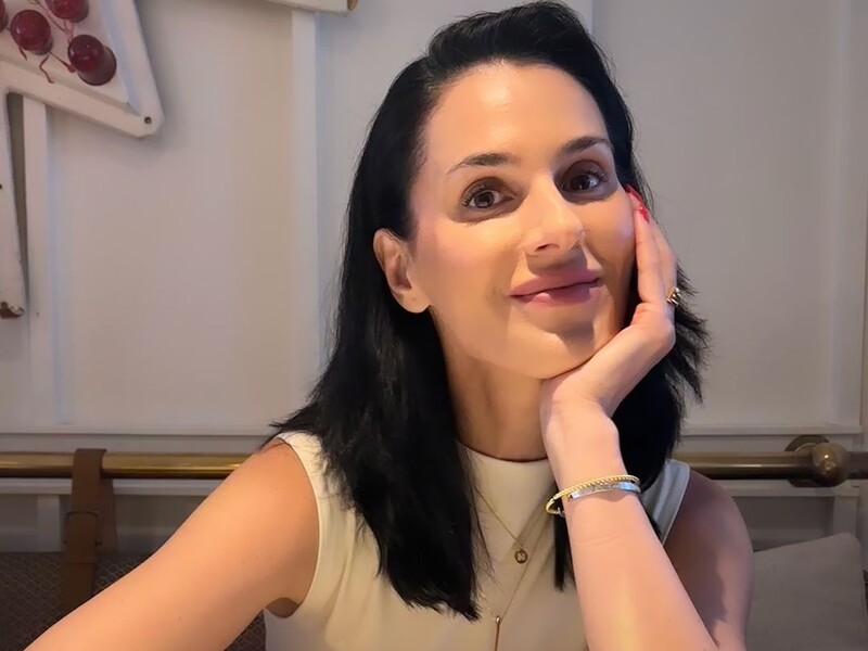 "Дихаємо, моє прекрасне жіноцтво". Єфросиніна знялася в сукні з декольте на спині без бюстгальтера