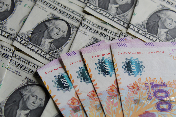 Аргентина продаватиме долари на паралельному ринку в рамках антиінфляційних заходів