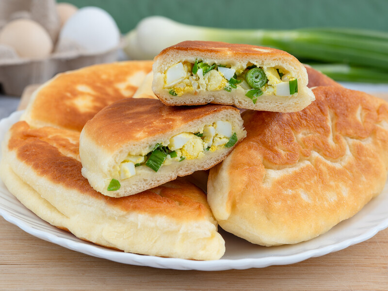 "Усе швидко, легко й дуже смачно". Ліниві пиріжки з яйцями і зеленою цибулею